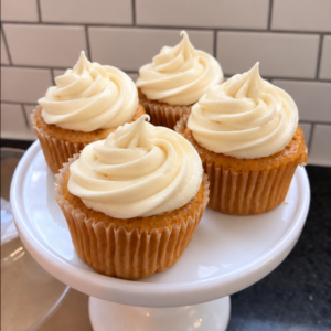 vanilla frosted cupcakes fir and maple